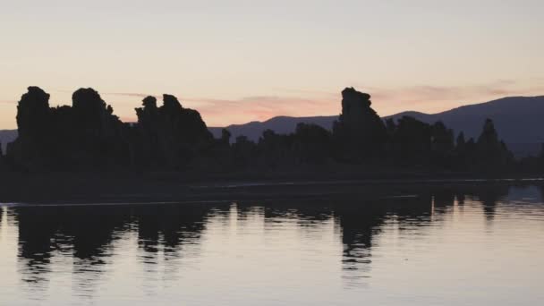 Tufa Torens Rotsformatie Mono Lake Zonnige Zonsopgang Gelegen Lee Vining — Stockvideo