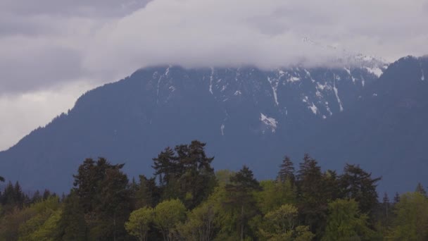 North Shore Mountains Mit Schnee Und Wolken Bedeckt Vancouver British — Stockvideo