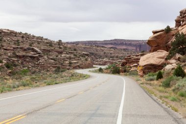 Çölde Kızıl Kaya Dağları ile çevrili Manzaralı Yol. Bahar sezonu. Moab Utah, Birleşik Devletler. Macera Yolculuğu.