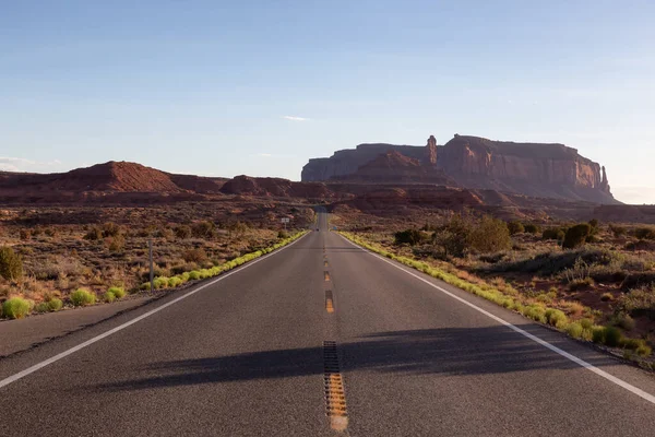 Scenic Road Dry Desert Red Rocky Mountains Background Oljato Monument — Stock fotografie