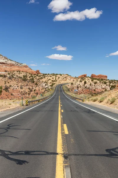 Arka planda Kızıl Kayalık Dağları olan Kuru Çölde Manzaralı Yol. Page yakınlarında, Arizona, Amerika Birleşik Devletleri. Macera Yolculuğu