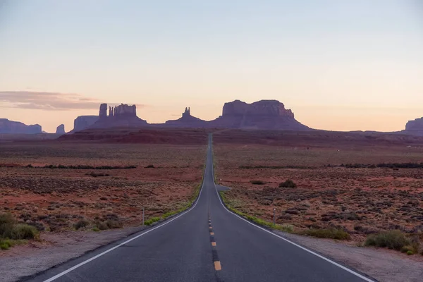 Scenic Road Dry Desert Red Rocky Mountains Background Oljato Monument — Fotografia de Stock