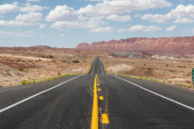 Arka planda Kızıl Kayalık Dağları olan Kuru Çölde Manzaralı Yol. Page yakınlarında, Arizona, Amerika Birleşik Devletleri. Macera Yolculuğu