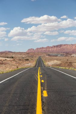 Arka planda Kızıl Kayalık Dağları olan Kuru Çölde Manzaralı Yol. Page yakınlarında, Arizona, Amerika Birleşik Devletleri. Macera Yolculuğu