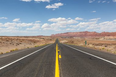 Arka planda Kızıl Kayalık Dağları olan Kuru Çölde Manzaralı Yol. Page yakınlarında, Arizona, Amerika Birleşik Devletleri. Macera Yolculuğu