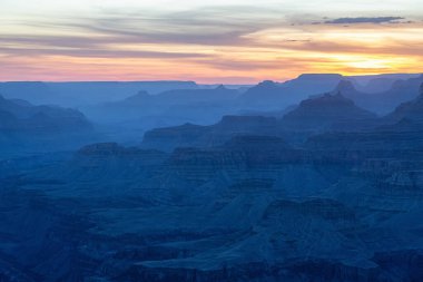 Çöl Rocky Dağı Amerikan Peyzajı. Bulutlu Günbatımı Gökyüzü. Büyük Kanyon Ulusal Parkı, Arizona, ABD. Doğa Arkaplanı