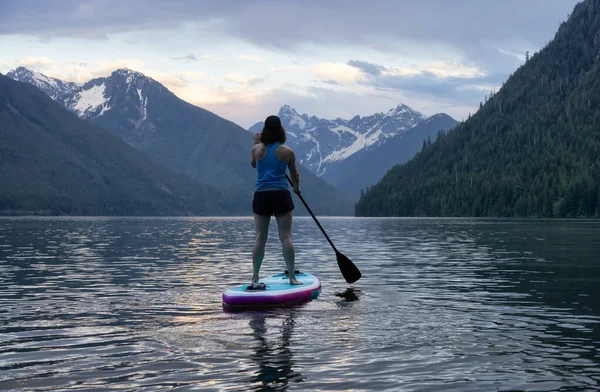 Avontuurlijke Woman Paddle Boarding Een Meer Rond Canadian Mountain Landscape — Stockfoto