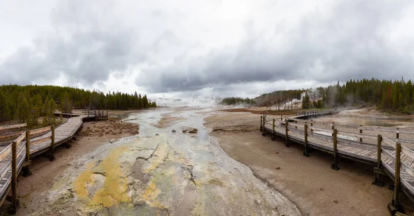 Wooden Hiking Path Hot Spring Geyser Colorful Water American Landscape — ストック写真