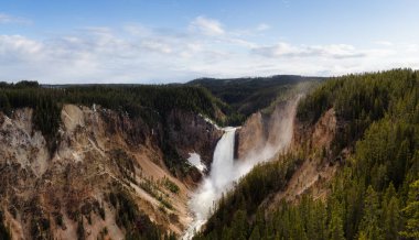 Rocky Canyon, River ve Waterfall, Amerikan Peyzajı. Yellowstone 'un Büyük Kanyonu. Bulutlu Gök Sanatı Hazırlama. Yellowstone Ulusal Parkı. Birleşik Devletler. Doğa Arkaplanı.