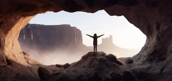 Kobieta Żądna Przygód Stojąca Jaskini Skalistą Górą Zachód Słońca Albo — Zdjęcie stockowe