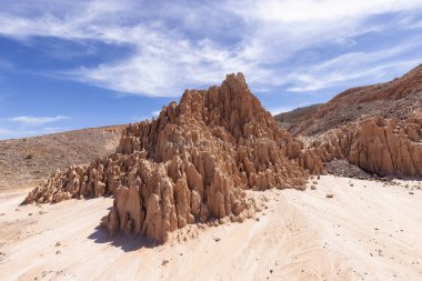 Amerikan Tabiat Çölü 'nde kaya oluşumu. Cathedral Gorge Eyalet Parkı, Panaca, Nevada, Amerika Birleşik Devletleri. Arkaplan