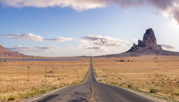 Scenic Road Dry Desert Red Rocky Mountains Background Oljato Monument — Fotografia de Stock