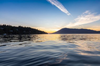 Pasifik Okyanusu 'nun batı kıyısındaki Körfez Adaları Kanada Doğa Manzarası. Dramatik Renkli Yaz Günbatımı Victoria, Vancouver Adası yakınlarında, BC, Kanada. Arkaplan