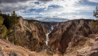 Rocky Canyon, River ve Waterfall, Amerikan Peyzajı. Yellowstone 'un Büyük Kanyonu. Yellowstone Ulusal Parkı. Birleşik Devletler. Doğa Arkaplanı.