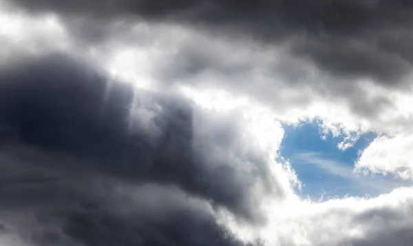 Dramati Dark Clouds Sky Sunrays Cloudscape Background — Stockfoto