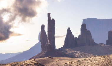 Çöl Rocky Dağı Amerikan Peyzajı. Günaydın Sunny Sunrise Sky Art Render. Oljato-Monument Valley, Utah, ABD. Doğa Arkaplanı