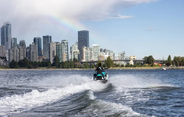 Avontuurlijke Blanke Vrouw Waterscooter Rijden Oceaan Moderne Stad Achtergrond Downtown — Stockfoto