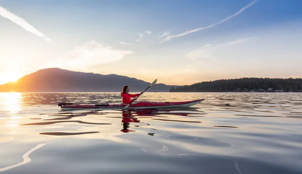 Femme Aventureuse Kayak Mer Pagayant Dans Océan Pacifique Coucher Soleil — Photo