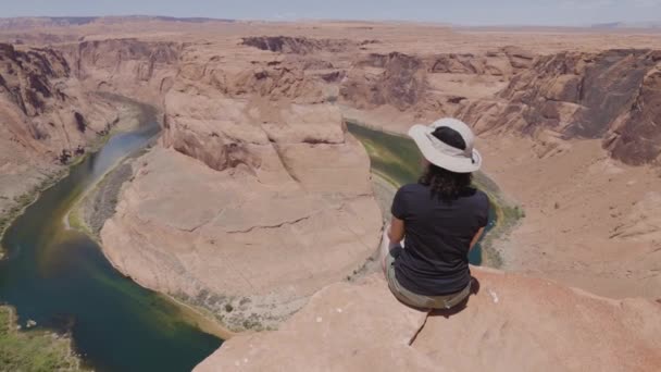 Περιπετειώδης Καυκάσια Γυναίκα Στο Horseshoe Bend Στη Σελίδα Αριζόνα Ηνωμένες — Αρχείο Βίντεο