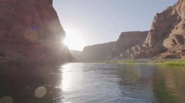 Colorado Nehri, Glen Kanyonu, Arizona, Amerika Birleşik Devletleri. Amerikan Dağları Doğa Manzarası Arkaplanı. Güneşli Gündoğumu. Yavaş Hareket
