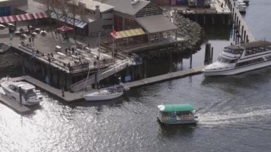 False Creek, Vancouver, British Columbia, Kanada - 11 Nisan 2022: Şehir merkezinde Su Taksisi.