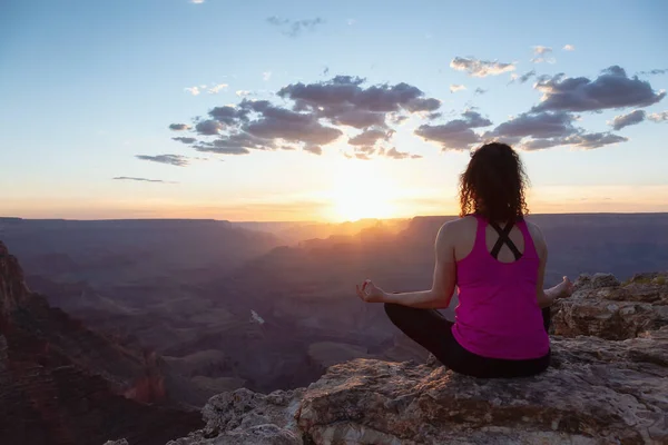 Adventurous Traveler Woman Doing Meditation Desert Rocky Mountain American Landscape — Foto de Stock