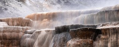 Renkli zemin formasyonlu Sıcak Bahar Manzarası. Mamut Kaplıcaları, Yellowstone Ulusal Parkı, Wyoming, ABD. Doğa Arkaplanı.