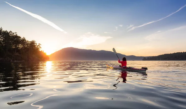 Äventyrlig Kvinna Havskajak Paddling Stilla Havet Solig Sommarsolnedgång Tagen Nära — Stockfoto