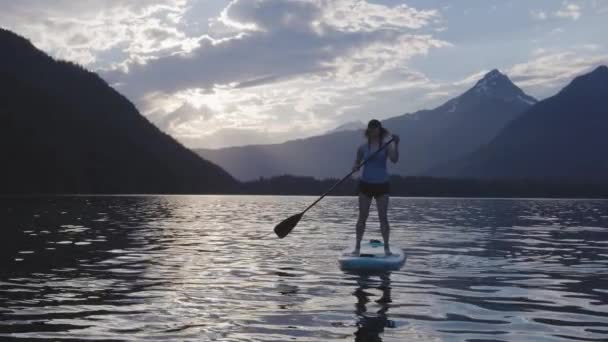 Chilliwack Lake British Columbia Canada June 2022 Adventurous Woman Paddle — Vídeo de Stock