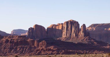 Çöl Rocky Dağı Amerikan Peyzajı. Günaydın Sunny Sunrise Sky. Oljato-Monument Valley, Utah, ABD. Doğa Arkaplanı