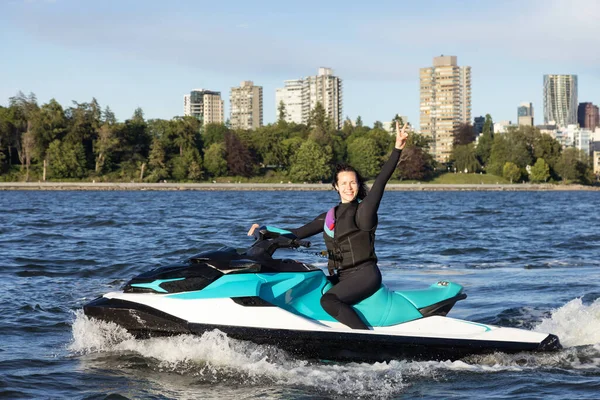 Mulher Caucasiana Aventurosa Water Scooter Montando Oceano Cidade Moderna Segundo — Fotografia de Stock