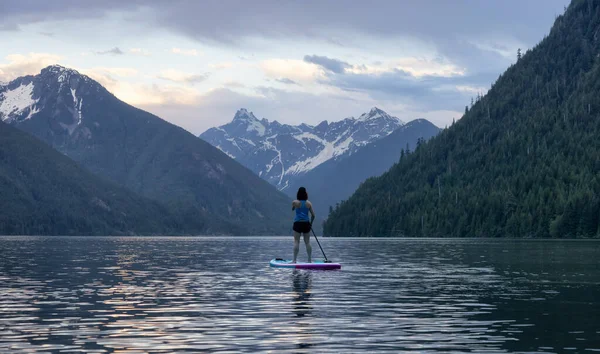 Avontuurlijke Woman Paddle Boarding Een Meer Rond Canadian Mountain Landscape — Stockfoto