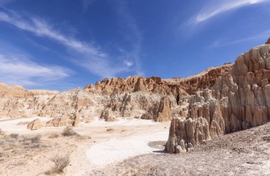 Amerikan Tabiat Çölü 'nde kaya oluşumu. Cathedral Gorge Eyalet Parkı, Panaca, Nevada, Amerika Birleşik Devletleri. Arkaplan