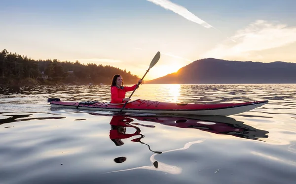 Femme Aventureuse Kayak Mer Pagayant Dans Océan Pacifique Coucher Soleil — Photo