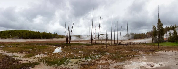 Horké Jarní Gejzír Barevnou Vodou Americké Krajině Cloudy Sky Yellowstonský — Stock fotografie