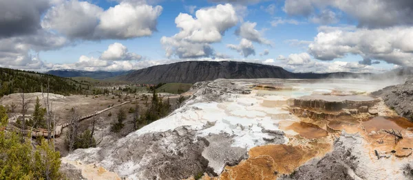 Hot Spring Geyser Colorful Water American Landscape Cloudy Sky Art — Zdjęcie stockowe