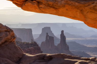 Desert Canyon 'daki Manzaralı Amerikan Manzarası ve Kızıl Kaya Dağları. Bahar sezonu. Günbatımı Gökyüzü. Kanyonlar Ulusal Parkı 'ndaki Mesa Kemeri. Utah, Birleşik Devletler. Doğa Arkaplanı.