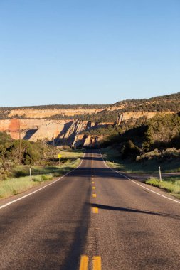 Amerikan Dağ Manzarası 'ndaki Manzaralı Yol. Güneşli Sabah Gündoğumu Gökyüzü. Zion Ulusal Parkı, Utah, Amerika Birleşik Devletleri. Macera Yolculuğu