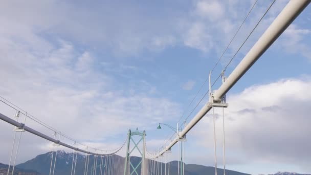 Driving Lions Gate Bridge Mountains Blue Sky Background Downtown Vancouver — Vídeos de Stock