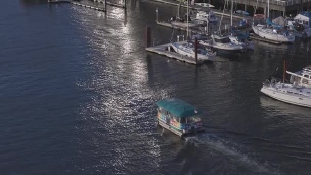 False Creek Vancouver Brits Columbia Canada April 2022 Watertaxi Binnenstad — Stockvideo