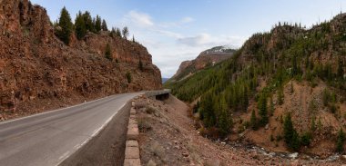 Amerikan Peyzajı 'ndaki Manzaralı Yol. Yellowstone Ulusal Parkı, Wyoming. Bulutlu Gök Sanatı Hazırlama. Birleşik Devletler. Doğa Arkaplan Panoraması