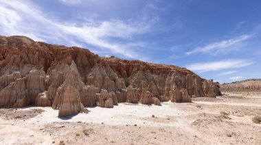 Amerikan Tabiat Çölü 'nde kaya oluşumu. Cathedral Gorge Eyalet Parkı, Panaca, Nevada, Amerika Birleşik Devletleri. Arkaplan