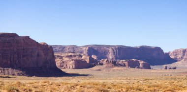 Çöl Rocky Dağı Amerikan Peyzajı. Günaydın Sunny Sunrise Sky. Oljato-Monument Valley, Utah, ABD. Doğa Arkaplanı