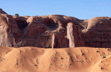 Çöl Rocky Dağı Amerikan Peyzajı. Günaydın Sunny Sunrise Sky. Oljato-Monument Valley, Utah, ABD. Doğa Arkaplanı