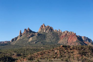 Amerikan Dağları manzarası. Güneşli Sabah Gökyüzü. Zion Ulusal Parkı, Utah, Amerika Birleşik Devletleri. Doğa Arkaplanı
