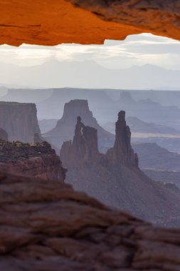 Desert Canyon 'daki Manzaralı Amerikan Manzarası ve Kızıl Kaya Dağları. Bahar sezonu. Günbatımı Gökyüzü. Kanyonlar Ulusal Parkı 'ndaki Mesa Kemeri. Utah, Birleşik Devletler. Doğa Arkaplanı.