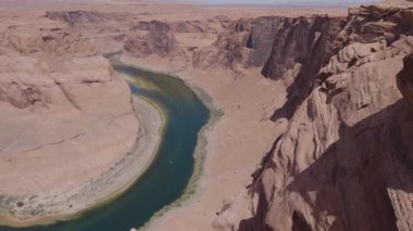 Arizona, Amerika 'da, Page' de Horseshoe Bend. Güneşli yaz sabahı. Ünlü Iconic Amerikan Doğa Manzarası.