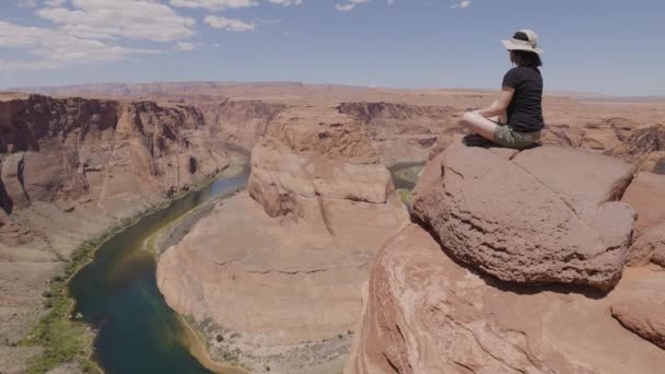 在美国亚利桑那州佩奇的马蹄弯的冒险性白人女人 美国自然名胜古迹 探险及旅游 — 图库视频影像