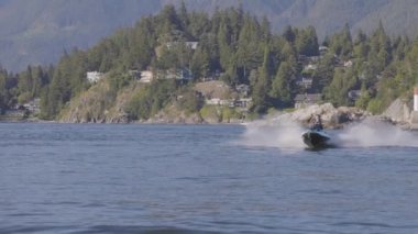 Vancouver, British Columbia, Kanada - 23 Haziran 2022: Okyanusta Yolculuk yapan Maceracı Kafkas Kadın. Yavaş Hareket