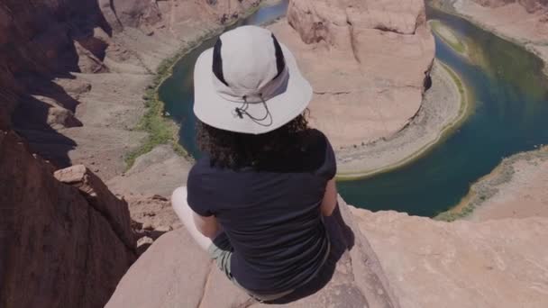 Avontuurlijke Blanke Vrouw Bij Horseshoe Bend Page Arizona Verenigde Staten — Stockvideo